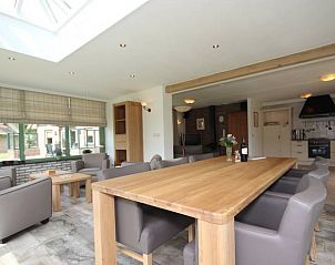 Luxe eetkamer in 6 Persoons villa met veel luxe, De Koog, Texel. Ruime binnenruimte met grote eettafel en veel lichtinval.