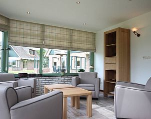 Comfortabele zithoek in 6 Persoons villa met veel luxe, De Koog, Texel. Gezellige ruimte met modern meubilair en uitzicht op de tuin.