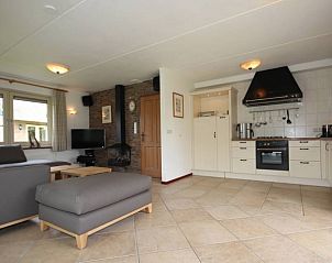 Moderne keuken in 6 Persoons villa met veel luxe, De Koog, Texel. Volledig uitgeruste keuken met open verbinding naar woonkamer.