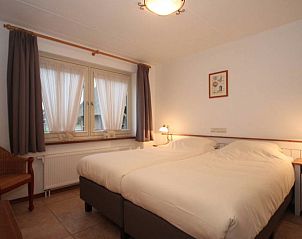 Knusse slaapkamer in 6 Persoons villa met veel luxe, De Koog, Texel. Tweepersoonsbed met natuurlijke lichtinval en zachte tinten.