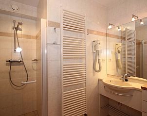 Stijlvolle badkamer in 6 Persoons villa met veel luxe, De Koog, Texel. Moderne douche en wastafel met praktische indeling.