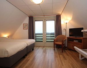 Ruime tweede slaapkamer in 6 Persoons villa met veel luxe, De Koog, Texel. Tweepersoonsbed met balkon en prachtig uitzicht.