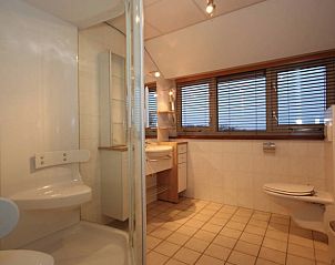 Tweede badkamer in 6 Persoons villa met veel luxe, De Koog, Texel. Royale ruimte met moderne voorzieningen en veel licht.