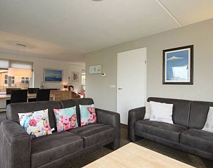 Stijlvolle binnenruimte van 6 Persoons luxe villa, De Koog, Texel, met ruime eet- en zithoek op de Waddeneilanden.