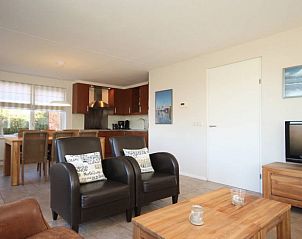 Moderne keuken in 6 Persoons luxe villa, De Koog, Texel, voorzien van alle gemakken voor een ontspannen vakantie.