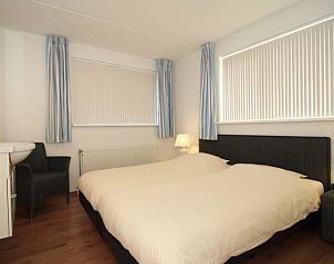 Luxe badkamer in 6 Persoons luxe villa, De Koog, Texel, met douche, bad en dakraam voor een ontspannen verblijf.