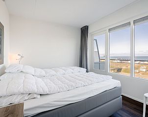 Slaapkamer met panoramisch uitzicht in Appartement Juliana 154 Zeezicht, De Koog, Texel.