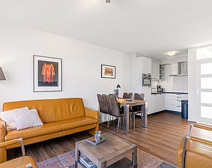 Eethoek met houten tafel in Appartement Juliana 154 Zeezicht, De Koog, Texel.