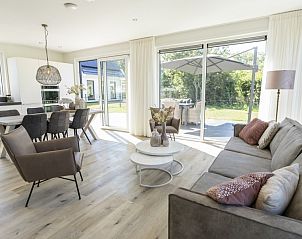 Vakantiepark So What, Villa 6-Pers. in De Koog, Texel met ruime woonkamer en eetruimte, ideaal voor gezellig samenzijn op de Waddeneilanden.