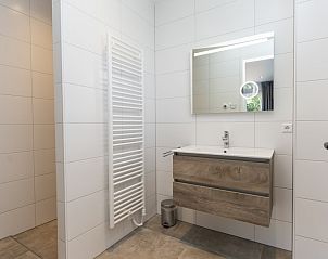 Vakantiepark So What, Villa 6-Pers. in De Koog, Texel met moderne badkamer en luxe voorzieningen voor een verfrissend verblijf op de Waddeneilanden.