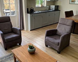 Ruime binnenruimte van Aan de Maaikeduinen appartement in De Koog, Texel met zithoek en keuken.