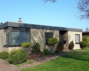 Charmantes Ferienhaus Orchismient 55 in De Koog, Texel, umgeben von grner Natur.