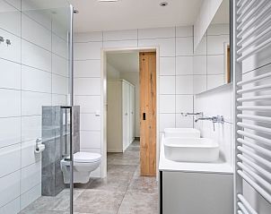 Stijlvolle badkamer in Orchismient 20, De Koog vakantiehuis op Texel, Waddeneilanden.