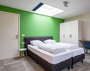 Frisse slaapkamer met groen accent in Orchismient 20, De Koog vakantiehuis op Texel, Waddeneilanden.
