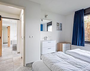 Gezellige slaapkamer met ensuite badkamer in Orchismient 20, De Koog vakantiehuis op Texel, Waddeneilanden.