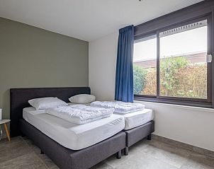 Slaapkamer met groot raam in Orchismient 20, De Koog vakantiehuis op Texel, Waddeneilanden.