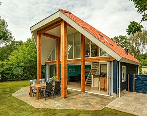 Vakantiehuis Pelikaanweg 37 in De Koog, Texel met een uitnodigend terras en natuurlijke omgeving.