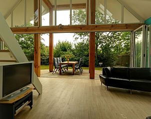 Binnenruimte van Pelikaanweg 37 vakantiewoning in De Koog, Texel met zicht op terras en tuin.