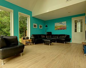 Gezellige woonkamer van Pelikaanweg 37 vakantiehuis in De Koog, Texel met comfortabele zithoek.