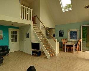 Open keuken en eetruimte van Pelikaanweg 37 vakantiewoning in De Koog, Texel met veel lichtinval.