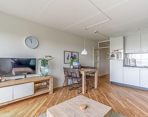 Esszimmer und Kche im Appartement Juliana 146 Insel- und Meerblick, De Koog, Texel mit Holzboden.