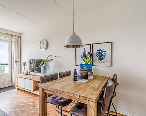 Esstisch im Apartment Juliana 146 Insel- und Meerblick, De Koog, Texel mit Blick auf die Natur.