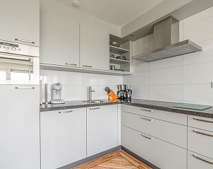 Moderne Kche im Apartment Juliana 146 Island and Sea View, De Koog, Texel mit weien Schrnken und Gerten.