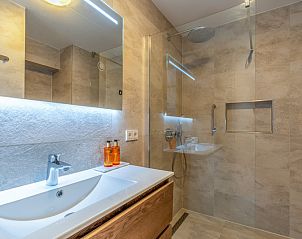 Luxurises Badezimmer mit begehbarer Dusche im Apartment Juliana 146 Insel- und Meerblick, De Koog, Texel.