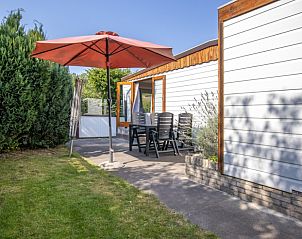 Gezellig terras met parasol bij Bosrandweg 409-B, chalet in De Koog, Texel.