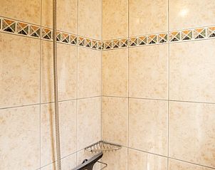 Moderne douche in chalet Bosrandweg 409-B, De Koog, Texel, voor ultiem comfort.