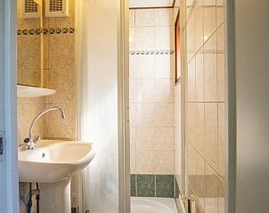 Compacte badkamer in chalet Bosrandweg 409-B, De Koog, Texel, met douche en wastafel.