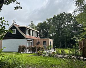 Ruim terras van Landgoed Springtij Stulpje vakantiehuis in De Koog Texel omgeven door natuur.