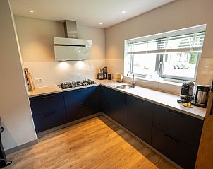 Moderne keuken van Landgoed Springtij Stulpje vakantiehuis in De Koog Texel met veel daglicht.