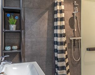 Moderne badkamer in Boodtlaan 4e appartement, De Koog, Texel. Stijlvolle douche en wastafel voor ultiem comfort op de Waddeneilanden.