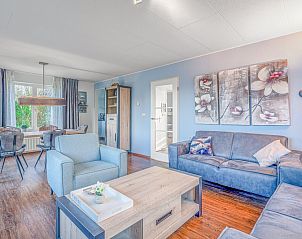 Lichte woonkamer in Vakantiehuis Kamperfoelie 51, De Koog, Texel met ruime zithoek en eethoek.