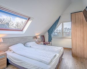 Tweede slaapkamer van Vakantiehuis Kamperfoelie 51, De Koog, Texel met twee eenpersoonsbedden.