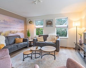 Gemtliches Wohnzimmer des Ferienhauses Kamperfoelie 33 in De Koog, Texel mit komfortabler Sitzecke.