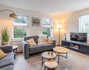 Helles, modern eingerichtetes Wohnzimmer des Ferienhauses Kamperfoelie 33 in De Koog, Texel.