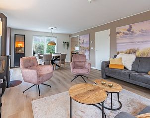 Stimmungsvolles Interieur des Ferienhauses Kamperfoelie 33 in De Koog, Texel mit Kamin.