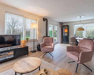 Gerumiges Esszimmer im Ferienhaus Honeysuckle 33 in De Koog, Texel mit Blick auf den Garten.