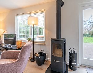 Gemtliche Sitzecke mit Kamin im Ferienhaus Honeysuckle 33 in De Koog, Texel.