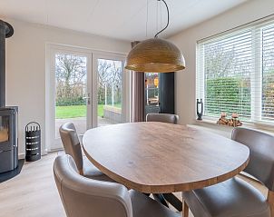 Essecke mit Blick auf den Garten im Ferienhaus Honeysuckle 33 in De Koog, Texel.