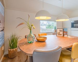Moderne Kche im Ferienhaus Kamperfoelie 33 in De Koog, Texel mit groem Esstisch.