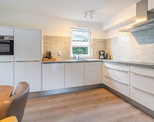 Stilvolle Kche des Ferienhauses Kamperfoelie 33 in De Koog, Texel mit modernen Gerten.