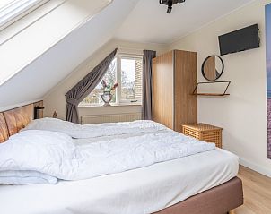 Gemtliches Schlafzimmer im Ferienhaus Honeysuckle 33 in De Koog, Texel mit viel Tageslicht.