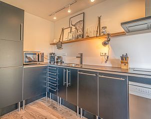 Moderne keuken met hoogwaardige apparatuur in Appartement Zee van Tijd, De Koog, Texel voor culinaire liefhebbers.