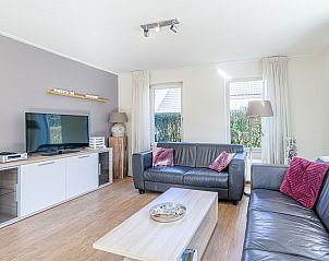 Moderner Innenraum mit TV im Ferienhaus Honeysuckle 95, De Koog, Texel, ideal fr Entspannung auf den Watteninseln.