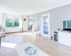 Gerumiges Wohnzimmer im Ferienhaus Kamperfoelie 95, De Koog, Texel mit viel Tageslicht und Blick auf den Garten.