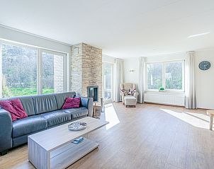 Helles und offenes Wohnzimmer im Ferienhaus Honeysuckle 95, De Koog, Texel mit Blick auf die Natur.