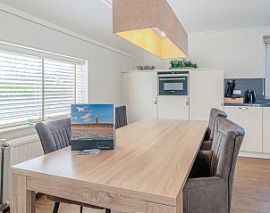 Essecke im Ferienhaus Kamperfoelie 95, De Koog, Texel mit moderner Kche und Blick auf die Watteninseln.